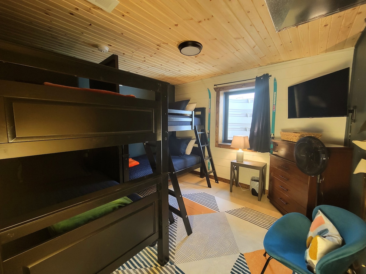 غرفة نوم بطابقين - مستوى أقل