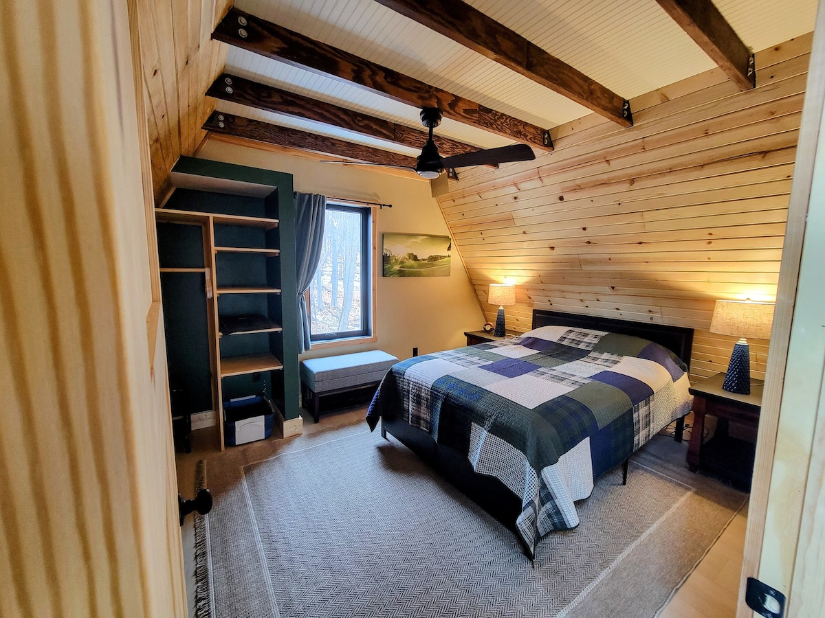 غرفة نوم علوية بسرير كوين