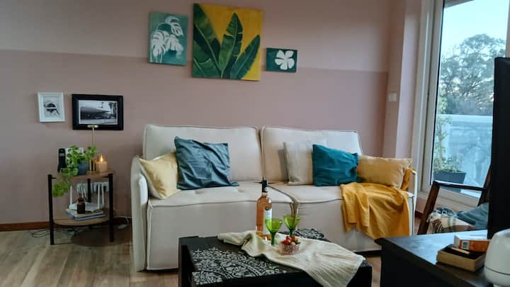 חלל שנועד להרים כ***ת יחד, ליהנות מהשלווה של הרגע וליהנות מנוף השקיעה מהחלון.