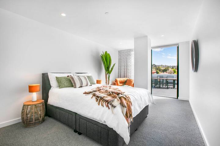 Luxury CBD Penthouse – Breathtaking Mountain Views gallery image 3