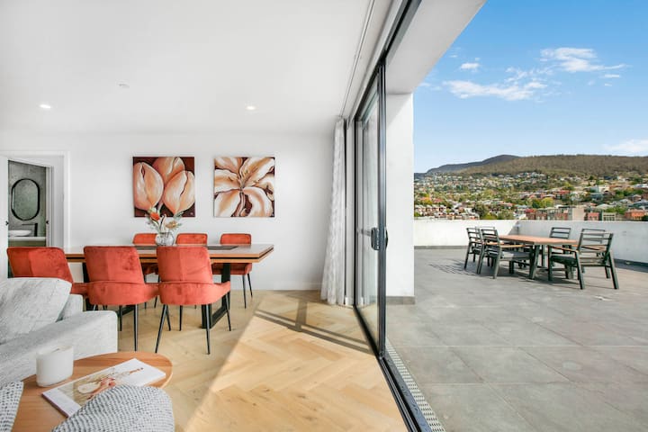 Luxury CBD Penthouse – Breathtaking Mountain Views