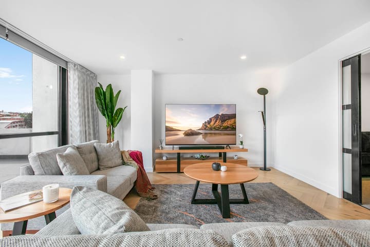 Luxury CBD Penthouse – Breathtaking Mountain Views gallery image 2