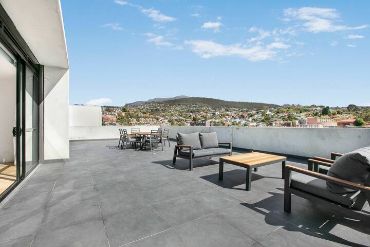 Luxury CBD Penthouse – Breathtaking Mountain Views gallery image 5