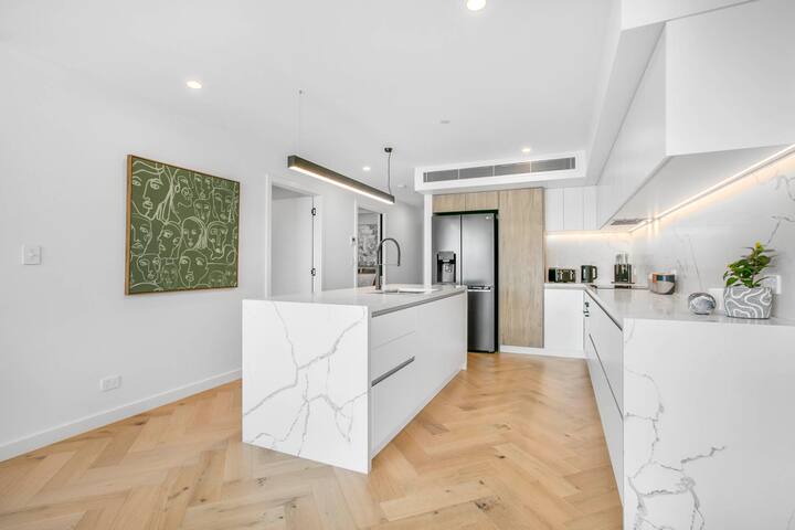 Luxury CBD Penthouse – Breathtaking Mountain Views gallery image 4