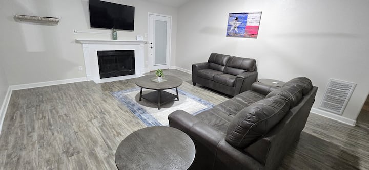 Comfy Pool House | Private & Peaceful | Sleeps 8 - Baytown, TX