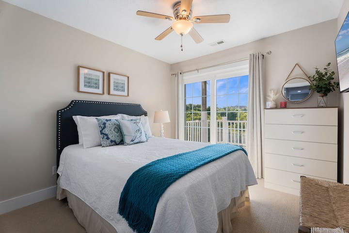 Schlafzimmer mit Queensize-Bett, eigenem Balkon, TV, geräumigem Kleiderschrank und Kommode
