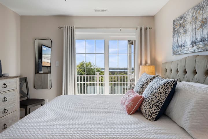 Schlafzimmer mit Kingsize-Bett, eigenem Bad, eigenem Balkon und TV