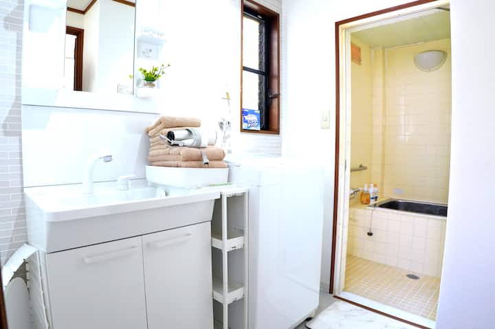 バスルーム＆ランドリー
洗面台、洗濯機、バスルームを完備しており、便利です。
ハンドタオル、バスタオル、使い捨て歯ブラシをご用意しております。
バスルームにはシャンプー、コンディショナー、ボディソープが備わっています。