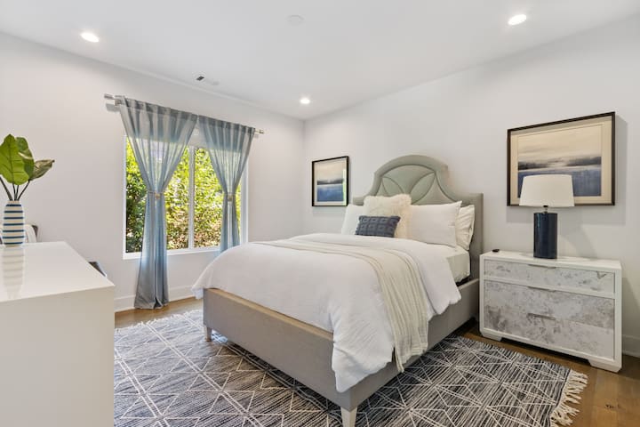 Dhoma e tretë e gjumit me krevat dopio elegant me çarçafë të butë dhe një ambient qetësues.