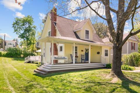 Yellow Bird Cottage - Close 2 RU - Large back Deck
