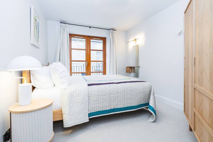 Central 2-bedroom Apartment – Walk to Attractions! gallery image 4