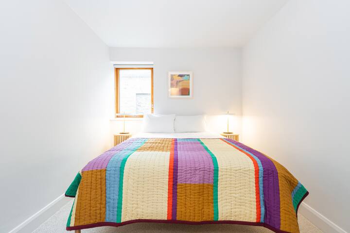 Central 2-bedroom Apartment – Walk to Attractions! gallery image 5