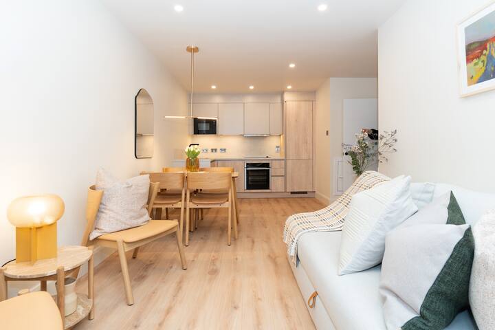 Central 2-bedroom Apartment – Walk to Attractions! gallery image 2