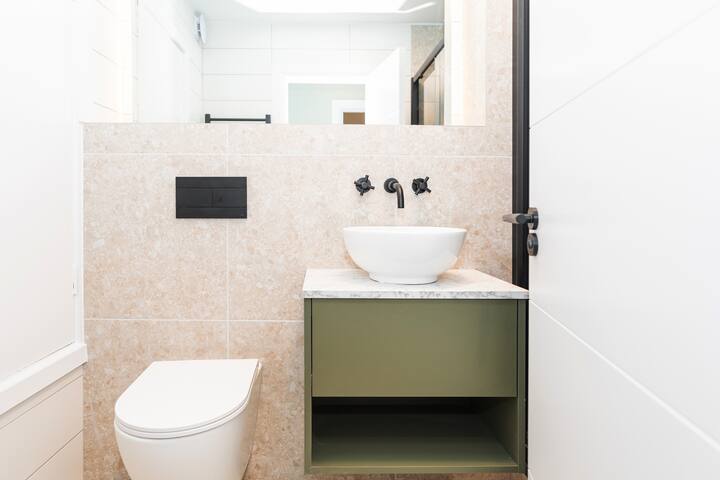 Central 2-bedroom Apartment – Walk to Attractions! gallery image 3