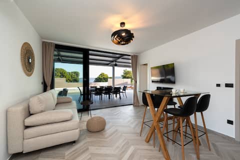 Successful Airbnb property: Beach Haven house with pool and Jacuzzi in Grad Kaštela