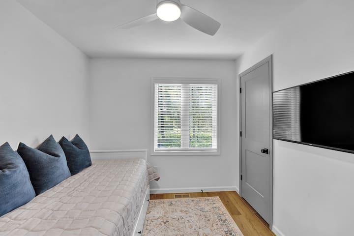 เตียงคิงไซส์แบบล้อเลื่อนพร้อมทีวี Roku ขนาด 40 นิ้ว