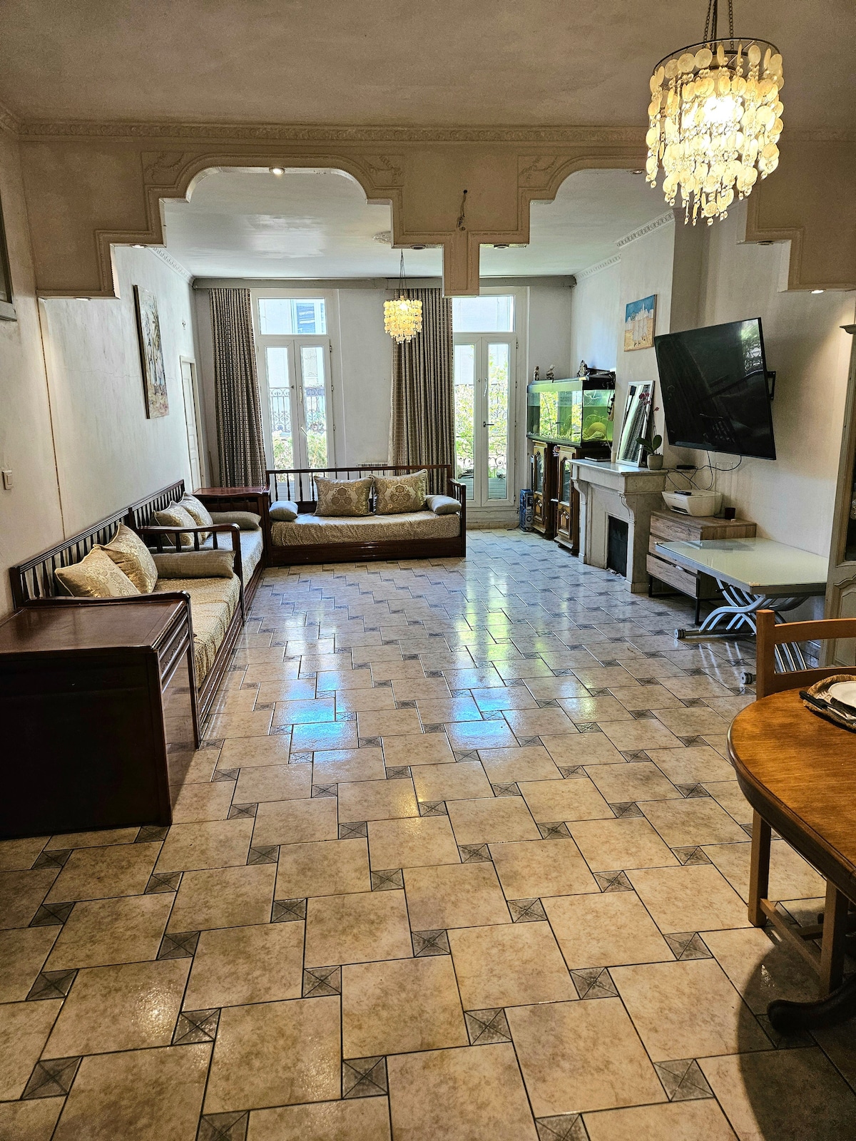 Dhomë ndenjjeje dhe ngrënieje marokene me tavan 80m² të lartë prej 3m.