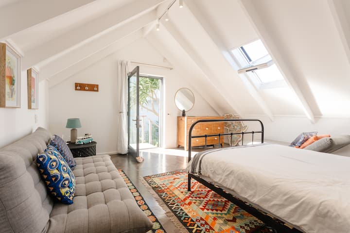 "The Loft" është një banesë e veçantë që ndodhet mbi garazh. Banjë e kompletuar me dush
