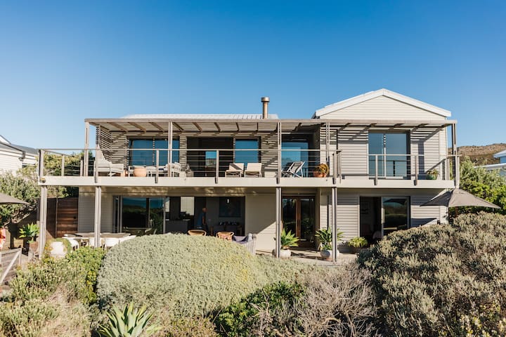 Beachfront Haven: Private Access & Panoramic Views gallery image 3