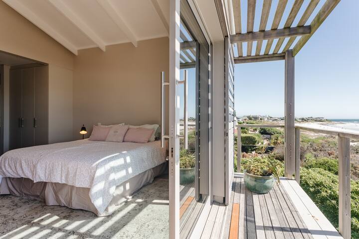 Beachfront Haven: Private Access & Panoramic Views gallery image 5