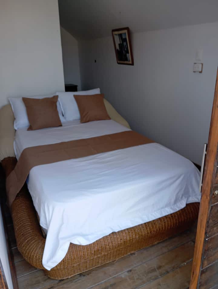 Mapambo ya kijijini, yenye fanicha za mbao za asili na maelezo yaliyotengenezwa kwa mikono, yanaongeza mvuto ambao utakufanya uhisi kama nyumbani. Kila chumba kina kitanda mara mbili kilichovaa mashuka laini ya pamba na mito ya kupendeza