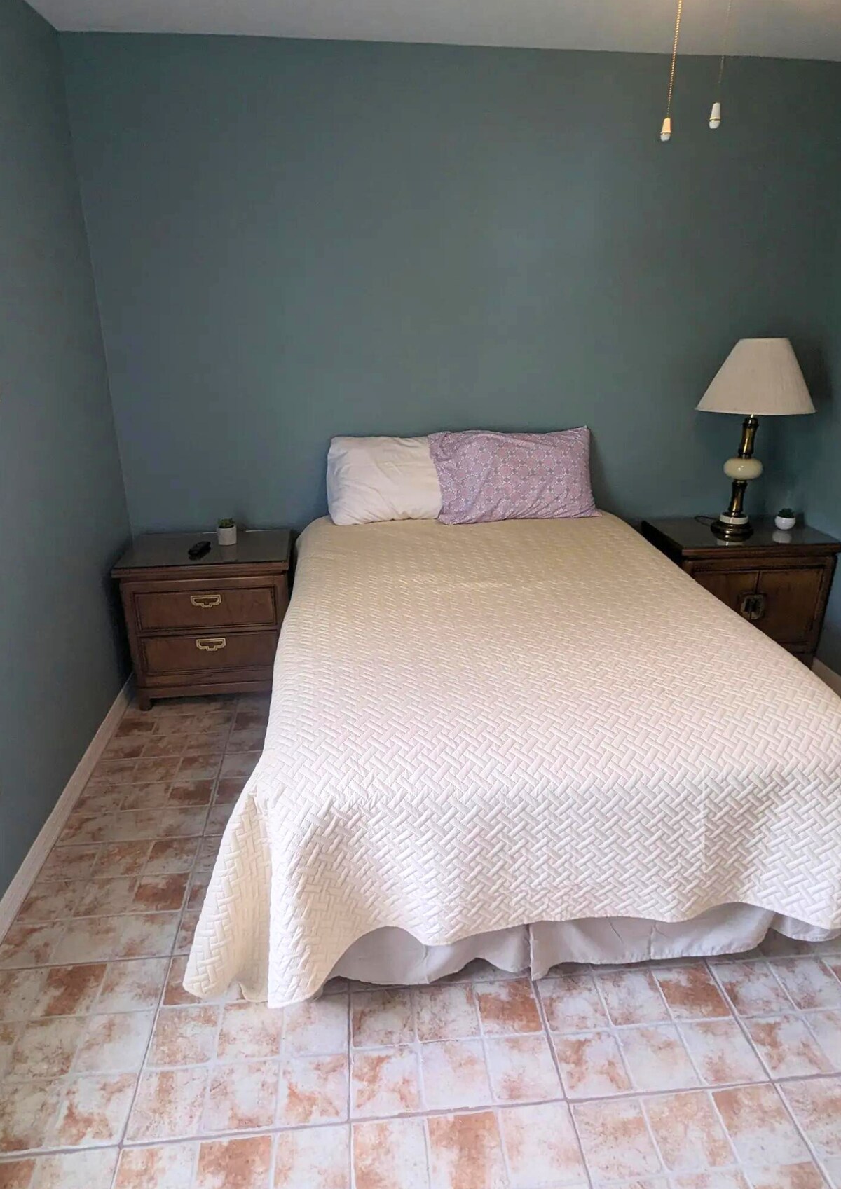 Dhoma e gjumit #2 ka një krevat të plotë, një ventilator tavani, ndriçim të bollshëm dhe një dritare të madhe.