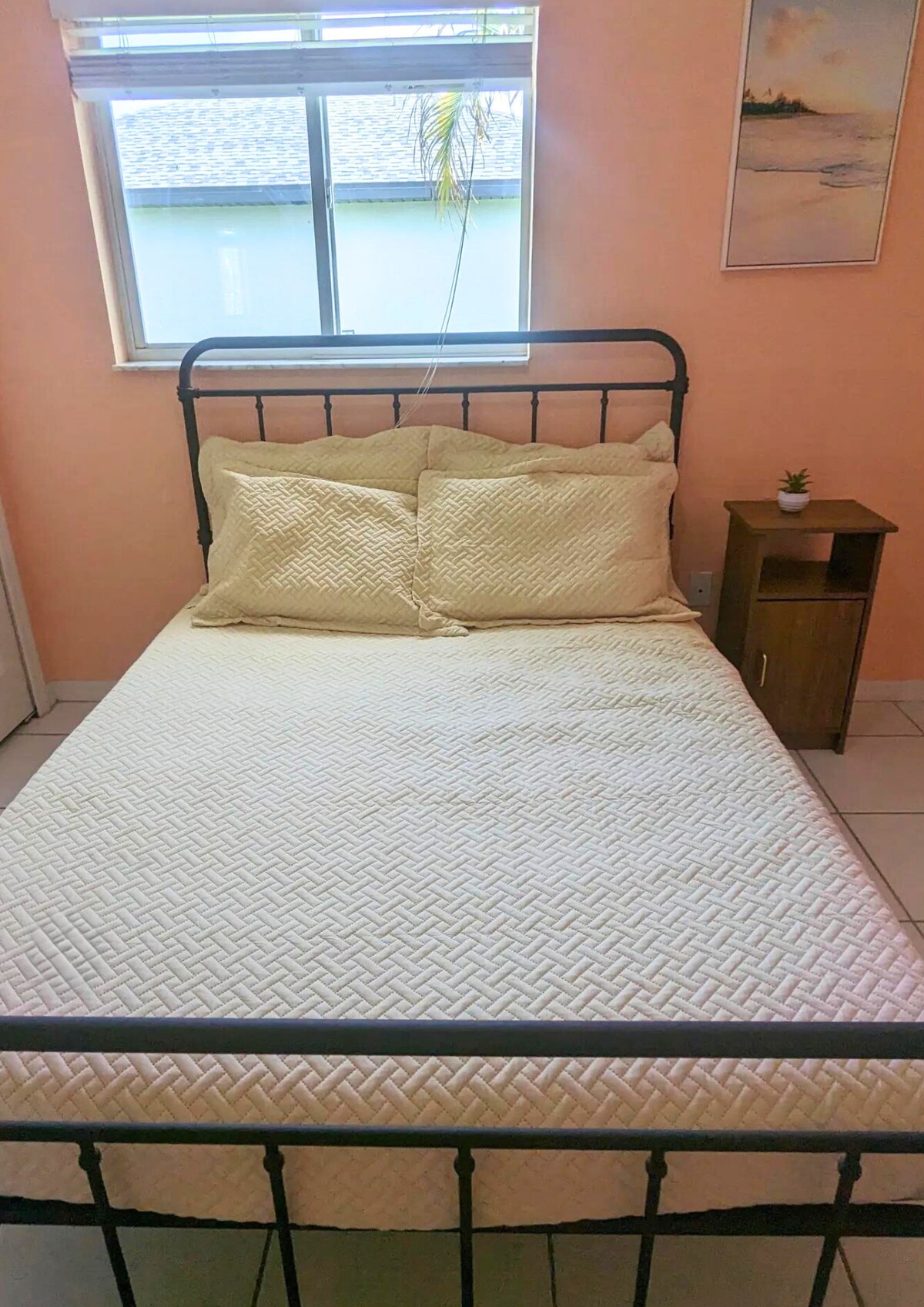 Dhoma e gjumit #3 përfshin krevat të plotë dhe një ventilator tavani.