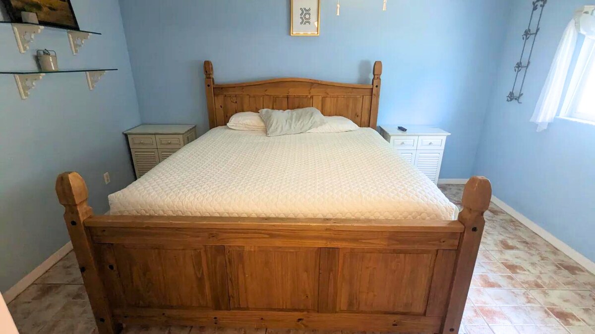 Dhoma e gjumit e mjeshtrave ka krevat dopio "King", televizor, ventilator tavani, dollap me rrota dhe një banjë ngjitur. 
