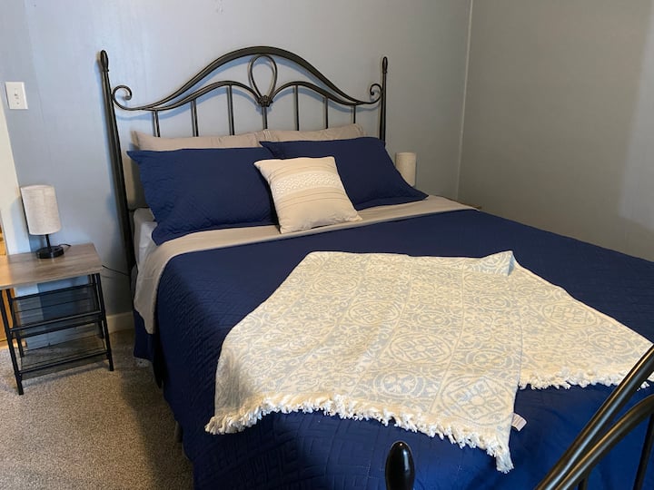 152 × 203 სმ ზომის საწოლი მეხსიერების ქაფით. 