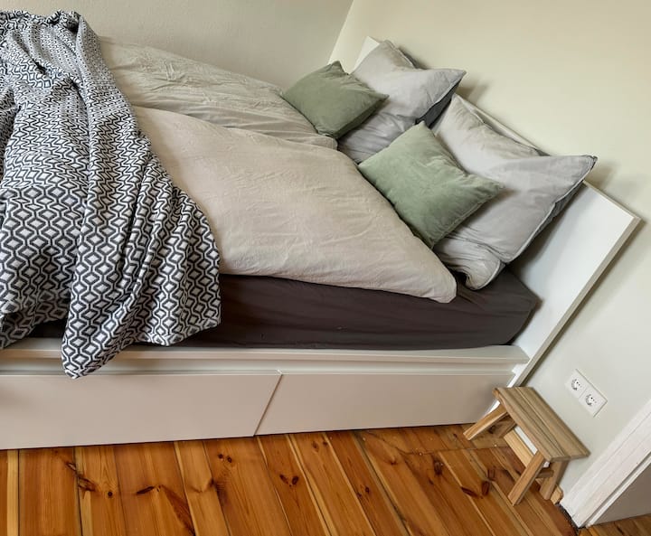 Საწოლი საძინებელში 1-ლი დასასვენებელი სივრცე 180 × 200 სმ