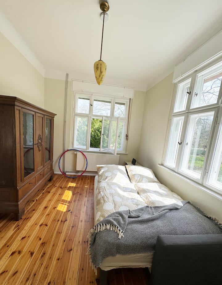 Გასაშლელი დივანი, რომლის ფართობიც 160 × 200 სმ-ია 