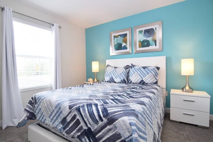 Slaapkamer 3 is een prachtige queensize kamer met Smart TV en familiebadkamer naast de deur