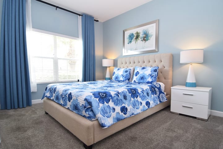 Slaapkamer 2 is een aantrekkelijke queensize kamer op de begane grond/benedenverdieping met Smart TV en direct naast de badkamer met douche