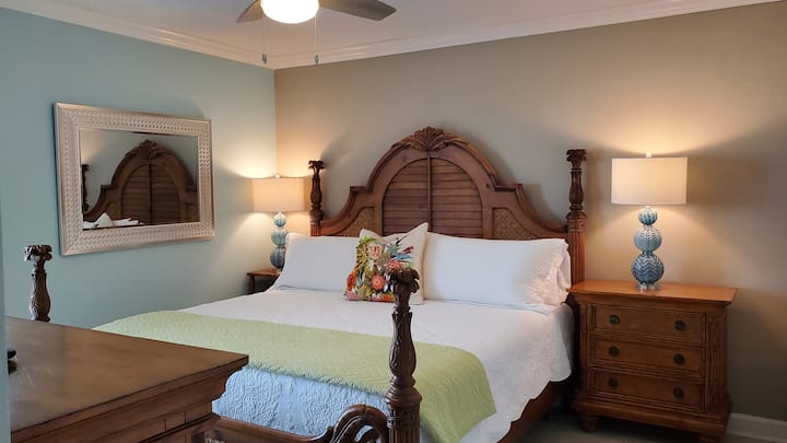 חדר שינה ראשי עם מיטת קינג וחדר עבודה ייעודי.