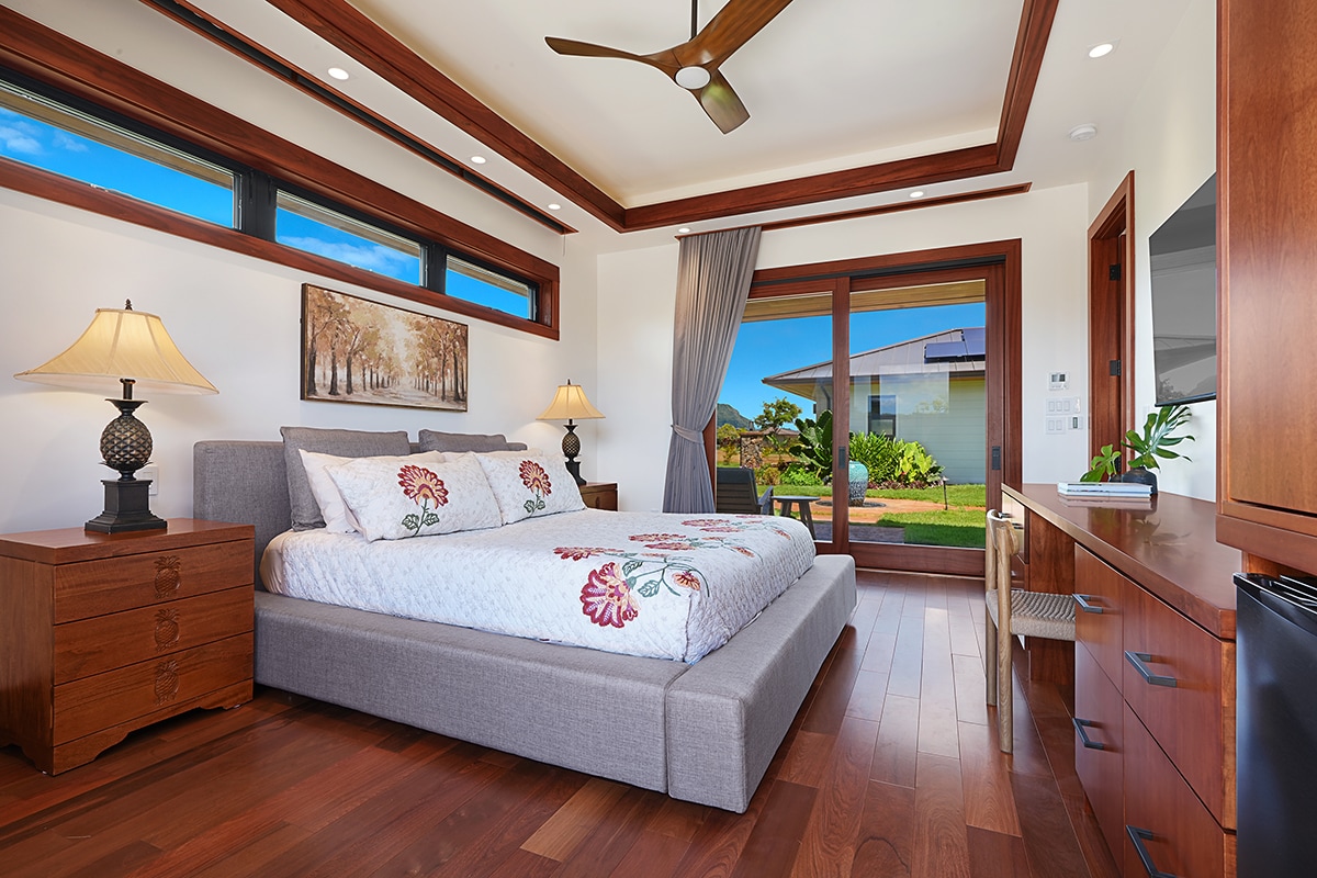 The fifth king en-suite offers extra privacy and convenience, featuring its own private fridge and microwave — perfect for late-night snacks or morning coffee. This suite also has an independent walk-in/out entrance, giving you the freedom to come an