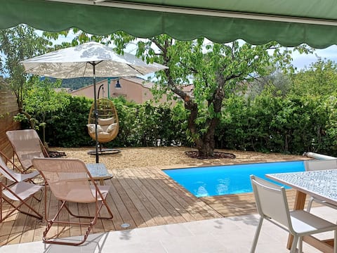 Cozy house with pool 10 minutes walk to the center