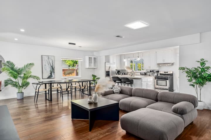 Sterling House: Lux Getaway W/ Heated Pool & Spa - Long Beach, CA