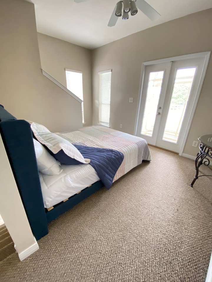 Un loft en el segundo piso justo afuera del dormitorio principal.  Cama tamaño queen completa, hay un baño compartido en esta planta.