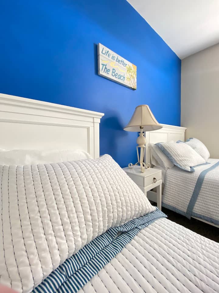 Dormitorio con dos camas tamaño queen y TV