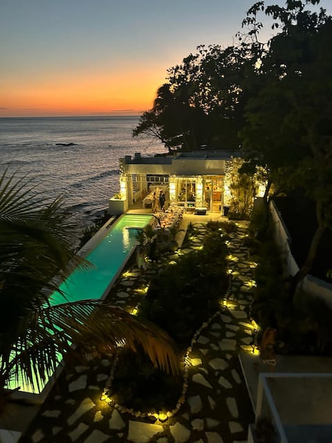 Casa Piedra: Oceanfront House.