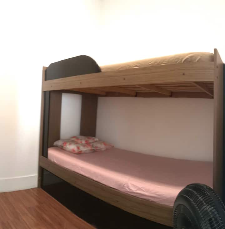 Ამ ოთახს აქვს შექცევადი სააბაზანო, რომელიც შეიძლება ფუნქციონირებდეს ფლიგელის სახით, ან სააბაზანო შეიძლება გამოყენებულ იქნას, როგორც სოციალური სააბაზანო.