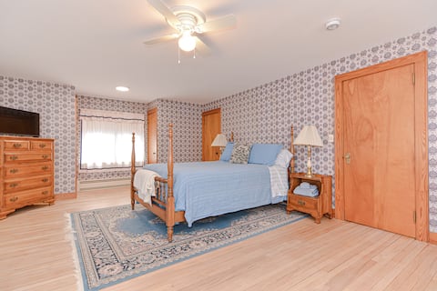 Golf House by Mt Greylock - Walkable Adventures!