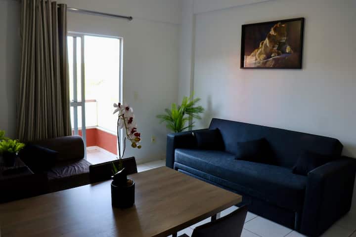 Sala de estar ampla e confortável, equipada com 2 sofás-cama, televisão e Wi-Fi. Ambiente bem iluminado, com ventilação natural e ar fresco vindo da varanda arborizada, ideal para relaxar.