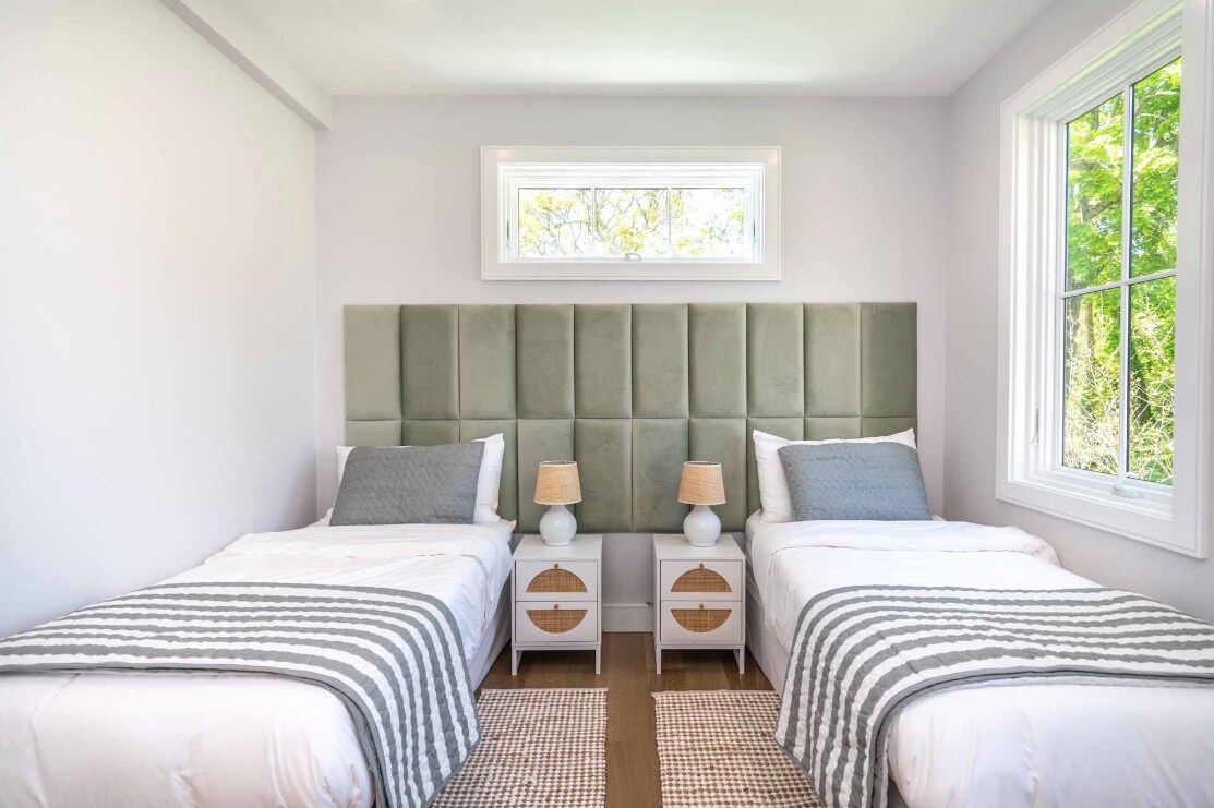 GARDENVIEW (hoofdniveau)

- Vluchtig kingsize bed of twee eenpersoonsbedden, ideaal voor gezinnen of vrienden 
- En suite douche, wastafel en toilet 
- Kenmerken: kijkt uit op weelderige tuinen en biedt een rustige en verjongende ruimte voor gasten. 

 