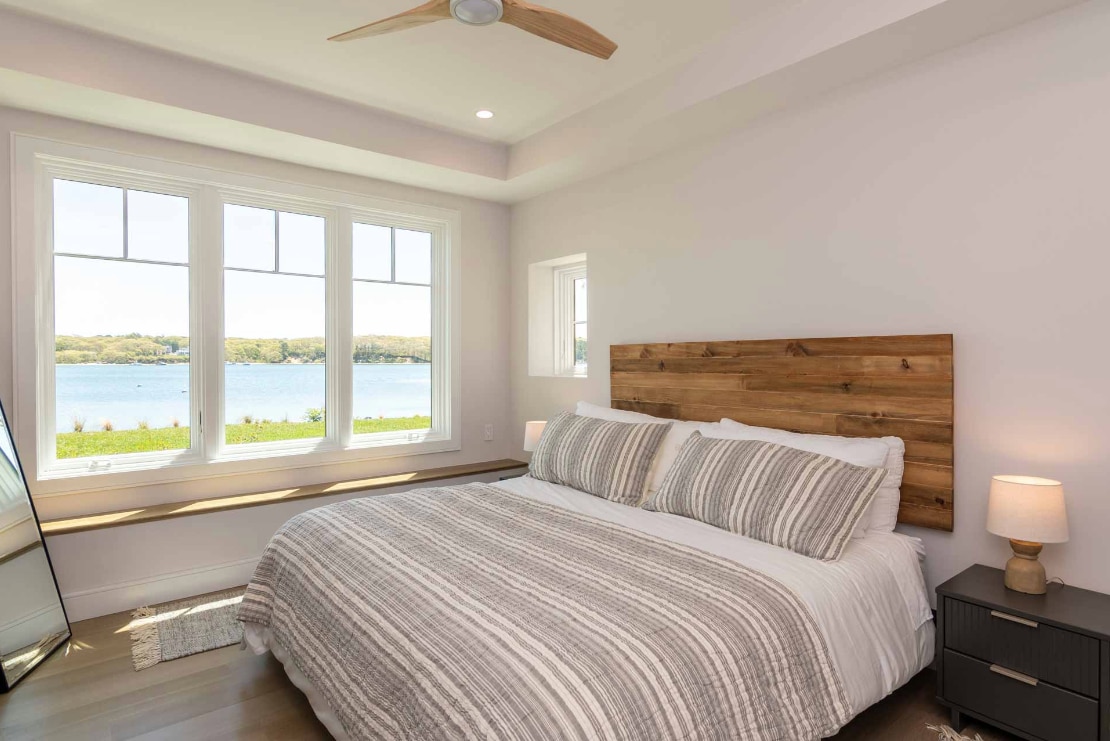 OCEANVIEW (Lower Level)

- Kingsize bed voor ultiem comfort 
- En Suite: Wordt geleverd met een douche, een wastafel en een toilet 
- Uitzicht: Gasten kunnen genieten van het uitgestrekte uitzicht op de oceaan, onderdompelen in de rustgevende geluiden en bezienswaardigheden van de zee. 