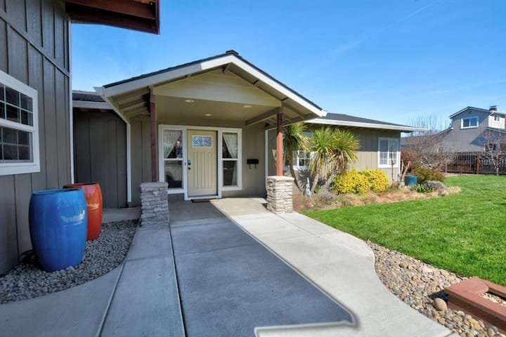Spacious Family Home W/hot Tub! Medford, Or - 梅德福