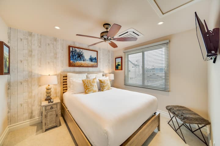 Kitanda cha kustarehesha na mapambo ya kustarehesha kwa ajili ya usingizi wa ndoto