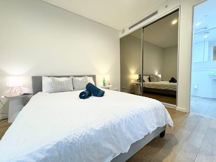 Impeccable Convenience with CBD view from Balcony