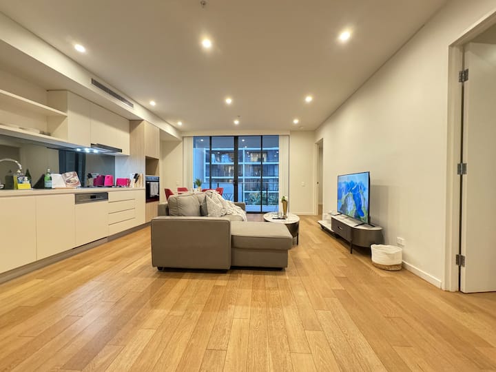 Impeccable Convenience with CBD view from Balcony