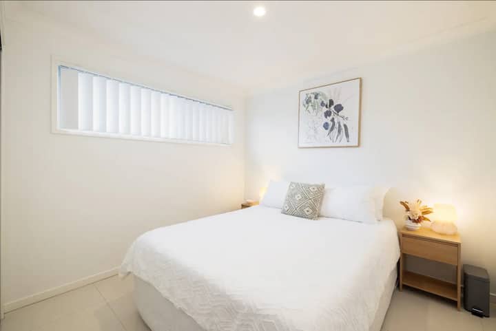 Este cómodo dormitorio ofrece mucho espacio para relajarse, con una cama tamaño queen y ropa de cama suave que garantiza una buena noche de sueño. La habitación también incluye lámparas de noche para la lectura nocturna y un armario empotrado para guardar sus pertenencias.